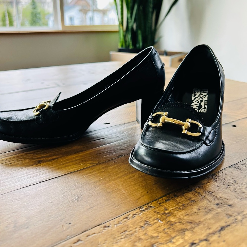 ***SOLD***
Vintage Women’s Salvatore Ferragamo Brass Horse-bit Heeled Loafers - Picture 3 of 16